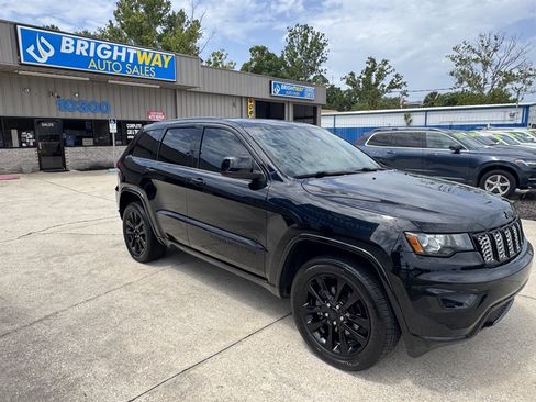 Used 2018 Jeep Grand Cherokee Altitude RWD image 4