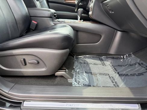 Used 2020 Nissan Pathfinder Platinum FWD image 35