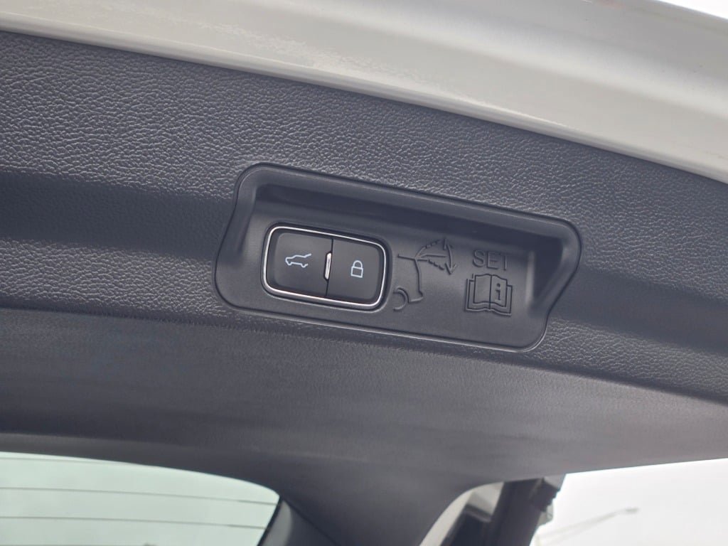 Used 2023 Ford Explorer XLT w/ Equipment Group 202A AWD/4WD image 15