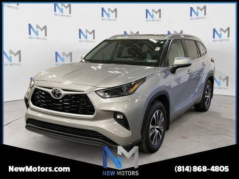 Used 2024 Toyota Highlander XLE AWD/4WD image 1