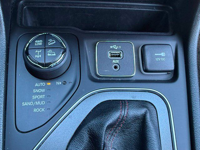 Used 2020 Jeep Cherokee Trailhawk w/ Cold Weather Group AWD/4WD image 23
