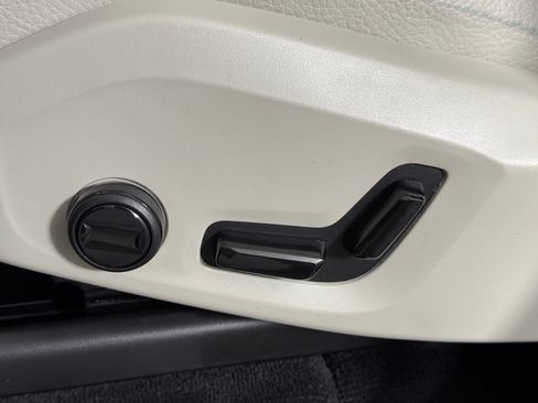 Certified 2025 Volvo XC90 B6 Plus w/ Protection Package Premier AWD/4WD image 18