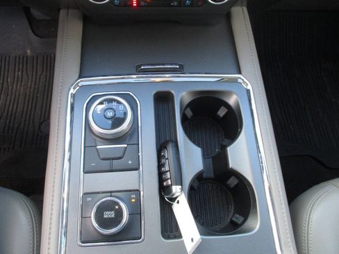 Used 2021 Ford Expedition XLT image 15