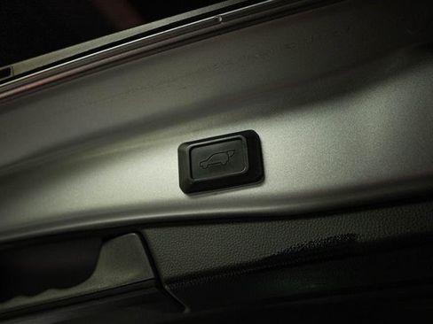 Used 2020 Toyota RAV4 XLE w/ Convenience Package image 8