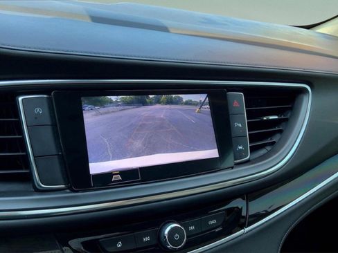 Used 2022 Buick Enclave Essence image 21