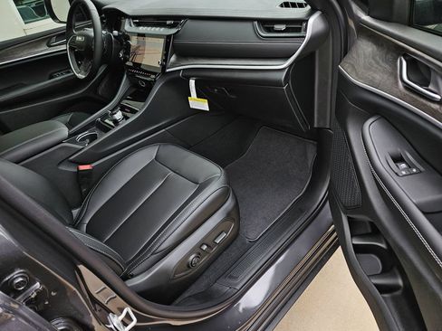 New 2026 Jeep Grand Cherokee Limited w/ Limited Altitude Package AWD/4WD image 7