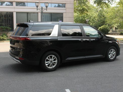 Used 2024 Kia Carnival LX FWD image 7