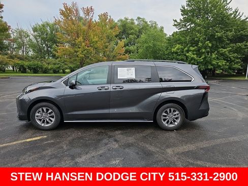 Used 2025 Toyota Sienna XLE FWD image 1