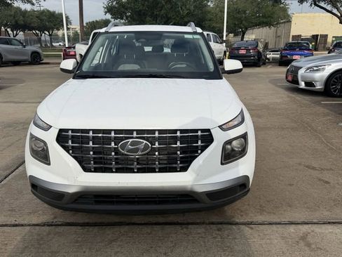 Used 2025 Hyundai Venue SEL FWD image 2