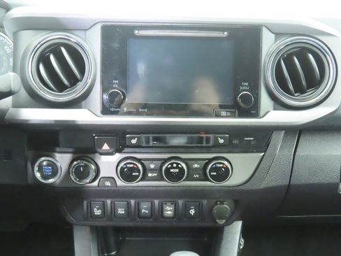 Used 2017 Toyota Tacoma TRD Off-Road w/ Premium & Technology Package image 14