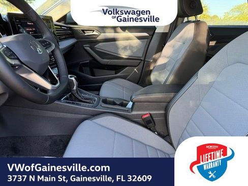 Used 2025 Volkswagen Jetta SE image 17