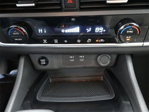 Used 2025 Nissan Rogue SV image 4