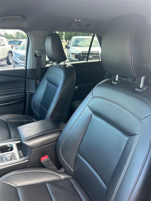 Used 2022 Ford Explorer XLT w/ Equipment Group 202A AWD/4WD image 8