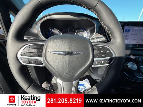 Used 2025 Chrysler Pacifica Select FWD image 13