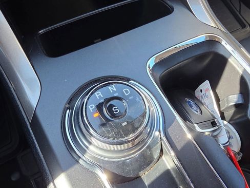 Used 2019 Ford Fusion SE image 16