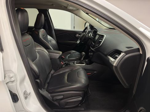 Used 2016 Jeep Cherokee Trailhawk w/ Leather Interior Group image 10