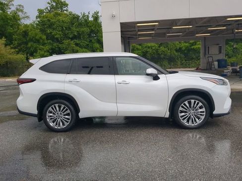 Used 2024 Toyota Highlander Platinum FWD image 3