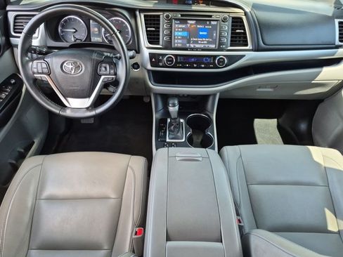 Used 2018 Toyota Highlander XLE FWD image 25