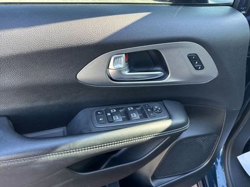 Used 2023 Chrysler Pacifica Limited w/ S Appearance Package image 13