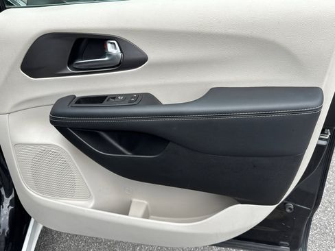 Used 2023 Chrysler Pacifica Touring-L FWD image 16