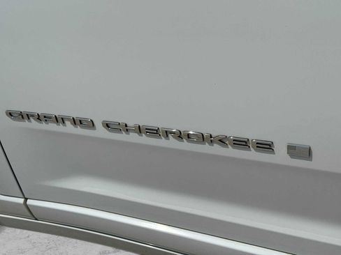 Used 2022 Jeep Grand Cherokee Overland AWD/4WD image 12