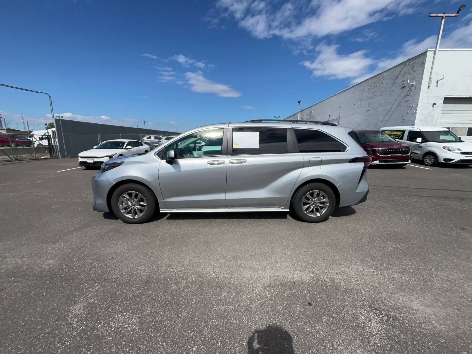 Used 2025 Toyota Sienna XLE FWD image 8