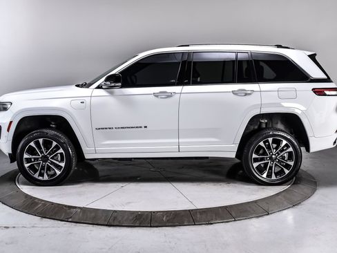 Used 2023 Jeep Grand Cherokee Overland w/ Luxury Tech Group IV AWD/4WD image 3