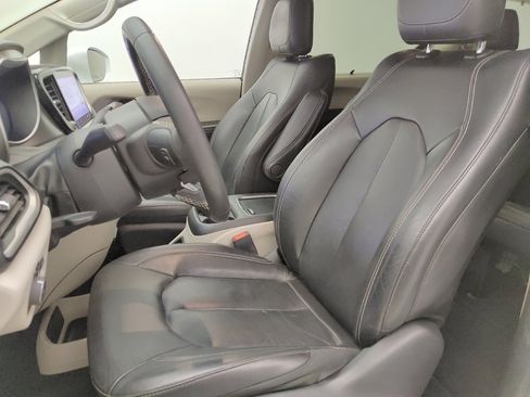 Used 2022 Chrysler Pacifica Touring-L FWD image 17
