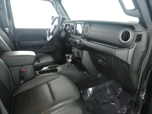 Used 2020 Jeep Gladiator Overland w/ Popular Equipment Package image 12