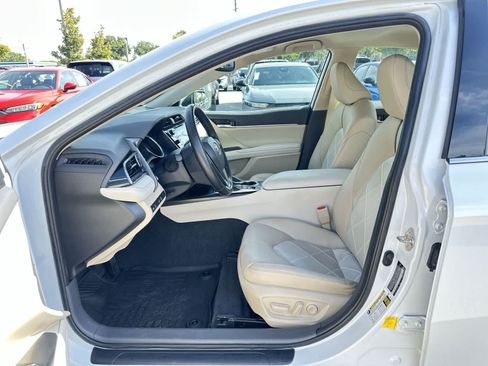 Used 2019 Toyota Camry XLE FWD image 2