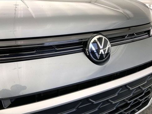 Used 2025 Volkswagen Taos SE w/ Panoramic Sunroof Package image 30