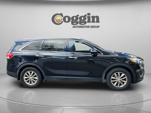 Used 2017 Kia Sorento LX w/ LX Convenience Package image 7