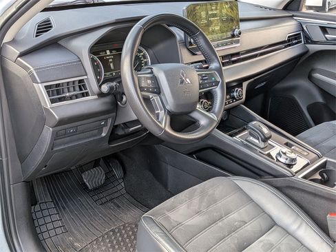 Used 2022 Mitsubishi Outlander SE image 10