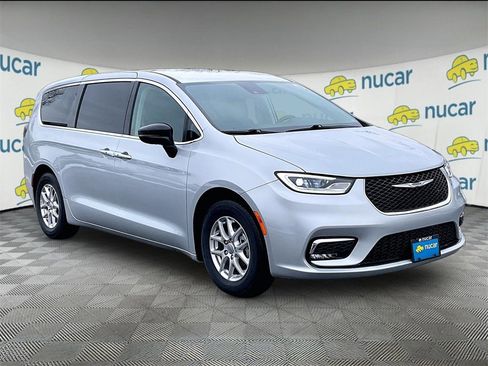 Used 2024 Chrysler Pacifica Touring-L image 1