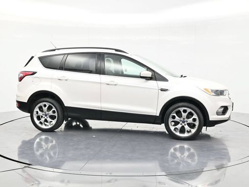 Used 2018 Ford Escape SE w/ SE Sync 3 Package AWD/4WD image 4