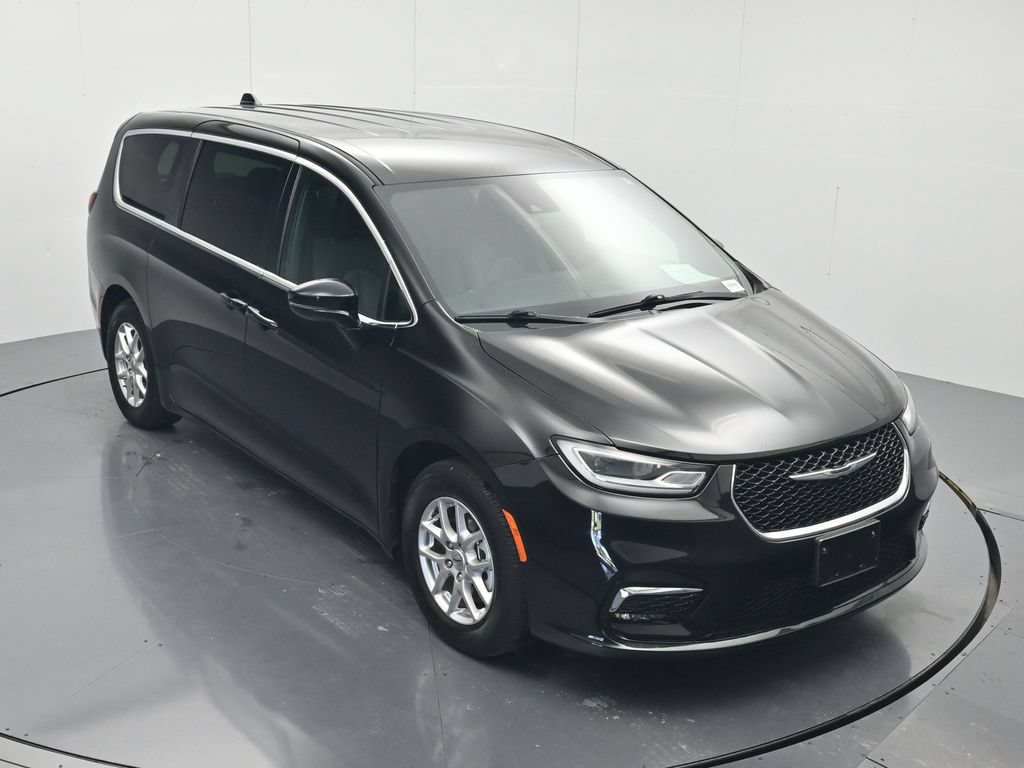 Used 2025 Chrysler Pacifica Select FWD image 30