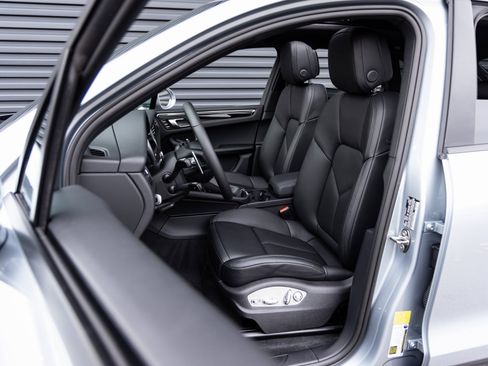 Certified 2026 Porsche Macan image 5