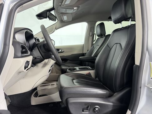 Used 2024 Chrysler Pacifica Touring-L image 6