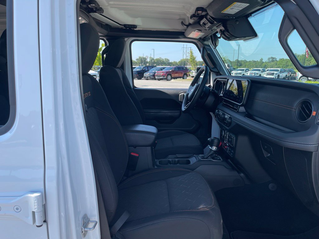 Used 2025 Jeep Gladiator Mojave w/ Convenience Group AWD/4WD image 45