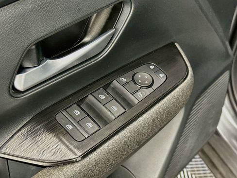 Used 2025 Nissan Kicks SV AWD/4WD image 15