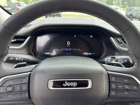 Used 2023 Jeep Grand Cherokee Laredo image 15