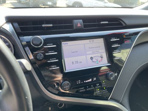 Used 2018 Toyota Camry SE FWD image 21