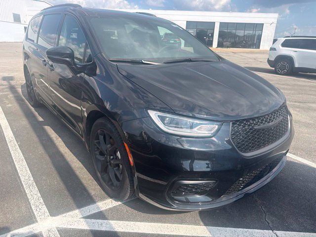 Used 2025 Chrysler Pacifica Limited w/ Uconnect Theater Family Group FWD image 2