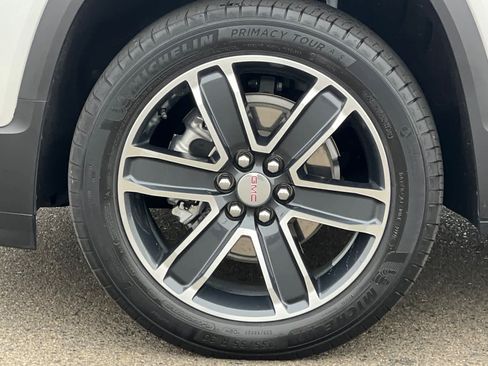 Used 2023 GMC Acadia SLT w/ Technology Package image 28