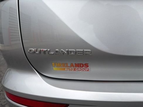 Used 2025 Mitsubishi Outlander SE image 10