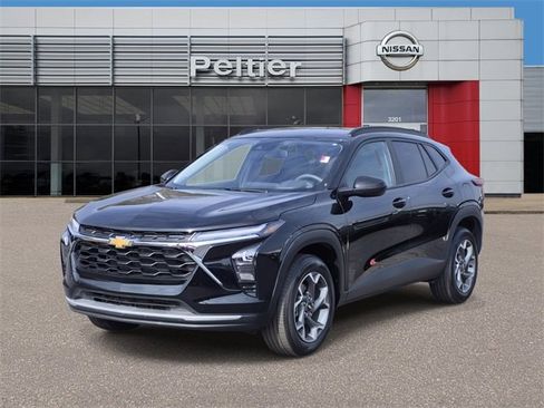 Used 2025 Chevrolet Trax LT image 3