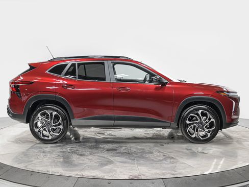 Used 2025 Chevrolet Trax RS w/ Driver Confidence Package image 8