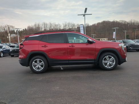 Certified 2022 GMC Terrain SLE w/ Driver Convenience Package image 4