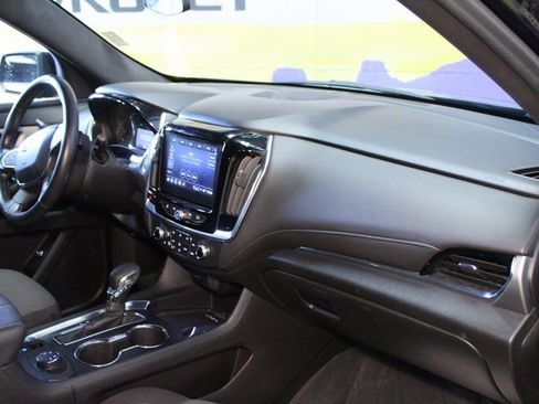 Used 2022 Chevrolet Traverse LT image 10