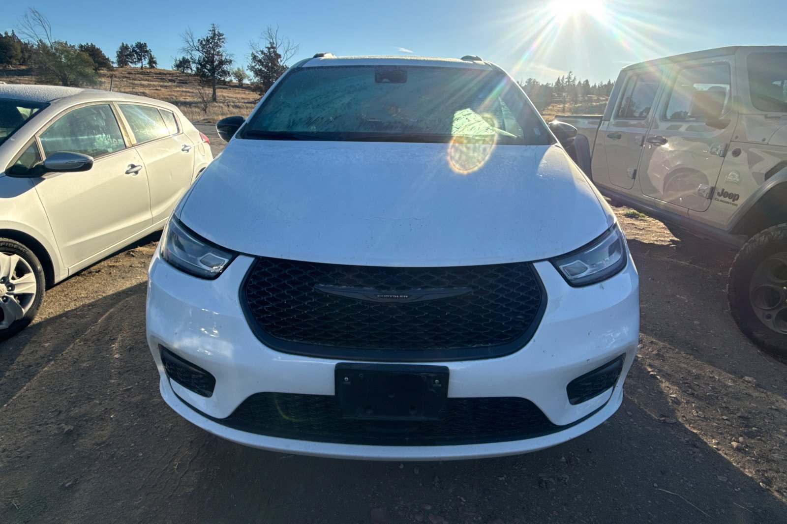 Used 2025 Chrysler Pacifica Limited FWD image 2